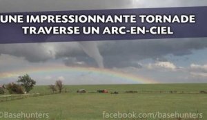 Une tornade traverse un arc-en-ciel