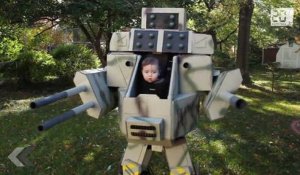 À 6 mois il se balade dans un robot géant