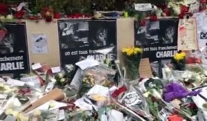 Des fleurs et des dessins devant les locaux de «Charlie-Hebdo»