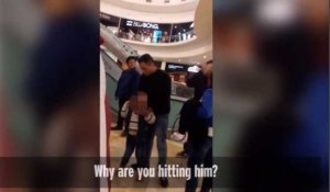 Une mère bat son enfant dans un centre commercial, les images chocs ! (Vidéo)