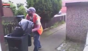 Un éboueur piégé par un homme caché dans un sac poubelle (Vidéo)