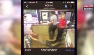 L'incroyable chute d'un employé qui tente de remplir une machine à soda (Vidéo)