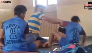 Inde : Un professeur frappe violemment ses élèves, la séquence choc (vidéo) 