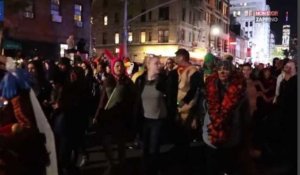 Après l'attaque terroriste, les new-yorkais défilent dans la rue pour Halloween (vidéo)
