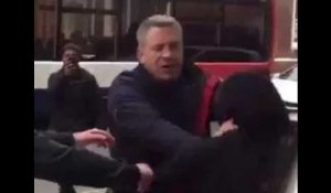 Un chauffeur de bus et un passager se bagarrent violemment  en pleine rue (Vidéo)