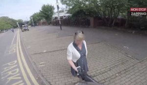 Une mamie se fait voler son téléphone par un cycliste, un motard lui porte secours (Vidéo)