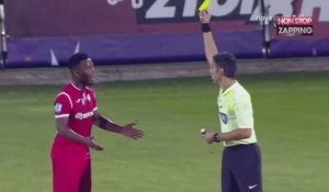 Football : Un joueur fait une blague à l'arbitre et se prend un carton jaune (Vidéo)