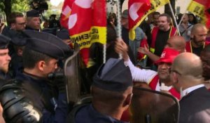 Manifestation devant une crèche visitée par Macron