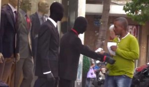 Des passants piégés par des faux mannequins (vidéo)