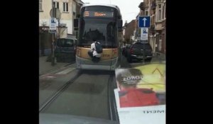 Grève à la Stib: un usager voyage à l'extérieur du tram (vidéo exclusive)