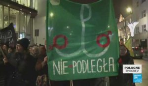 En Pologne, les femmes s'affrontent sur le droit à l'avortement (2/5)