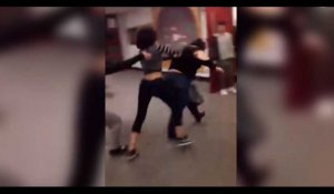 Etats-Unis : une lycéenne pète les plombs et frappe violemment une prof (vidéo)
