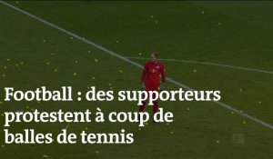 Football : des supporteurs protestent à coup de balles de tennis