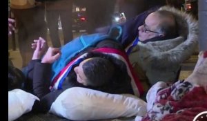 Vague de froid : des élus dorment dehors pour sensibiliser au sort des SDF (Vidéo)