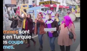 Turquie : Des femmes arrêtées alors qu'elles manifestent contre le sexisme (Vidéo)