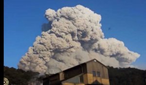 Japon : les images impressionnantes de l'éruption d'un volcan (vidéo)