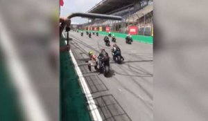 Moto GP : un pilote frôle la mort sur la ligne de départ (vidéo)