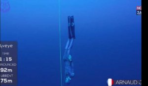 Un apnéiste français descend à 92 mètres en retenant son souffle (vidéo)