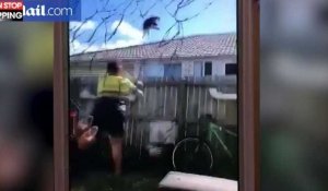Un homme s'amuse à jeter un chat par-dessus une clôture, la vidéo choc 