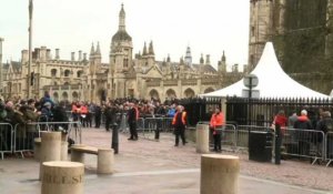 Cambridge: Famille et amis font leurs adieux à Stephen Hawking
