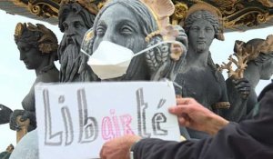 Paris: des statues revêtues d'un masque antipollution
