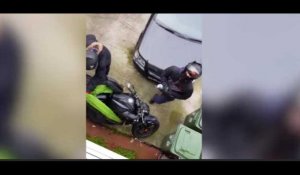 Des voleurs tentent d'emmener une moto sous les yeux de son propriétaire (vidéo)