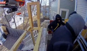 États-Unis : Des hommes armés tentent d'entrer dans une maison, le propriétaire réplique (Vidéo)