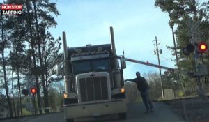 États-Unis : Il saute de son camion avant une collision avec un train (Vidéo)