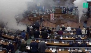 L'opposition libère des gaz lacrymogènes dans le parlement du Kosovo au moment d'un vote primordial