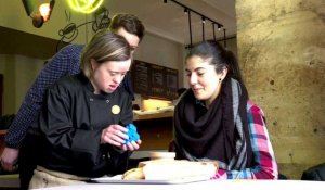 Paris: chez "Joyeux", le café est servi par des handicapés