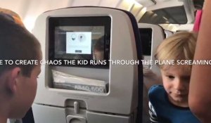 Dans un avion, un enfant incontrôlable rend fous les passagers du vol (vidéo)