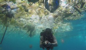 2 minutes angoissantes dans une mer polluée par le plastique à Bali