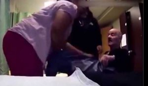 Des infirmières maltraitent un vieil homme dans une maison de repos (Vidéo)