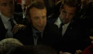 Visite de Macron à Tours: manifestation et bain de foule