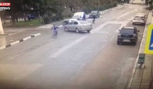 Crimée : Un automobiliste renverse des cyclistes ! (Vidéo)