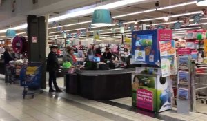 Attentat de Trèbes: Les images de la minute de silence dans les supermarchés