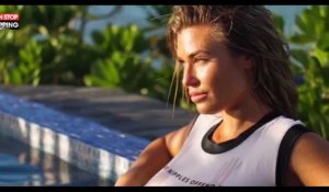 Samantha Hoopes montre ses seins en t-shirt mouillé pour Swimsuit Issue (vidéo)