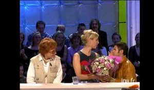 Jamel Debbouze offre des fleurs à Michèle Laroque