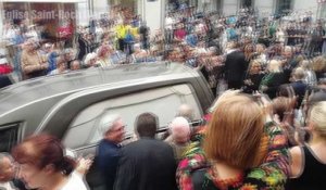 Le cercueil de Pierre Bellemare a quitté l'église sous les applaudissements