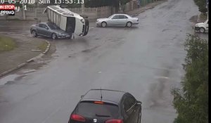 Ukraine : Une voiture grille un feu rouge et provoque un accident impressionnant (Vidéo)