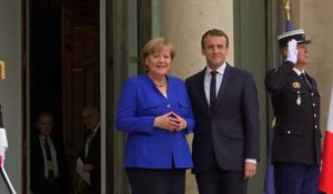 Angela Merkel accueillie à l'Elysée par Emmanuel Macron