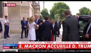 Donald Trump : Brigitte Macron lui tend la main, il lui fait la bise (Vidéo)