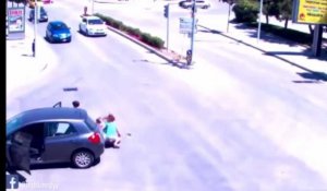 Une mère et sa fillette passent sous une voiture après un sauvetage raté (Vidéo)