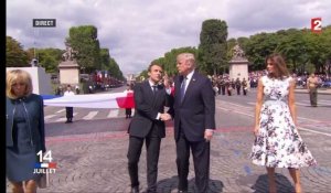 Les poignées de mains interminables de Donald Trump avec Emmanuel Macron durant le 14 juillet