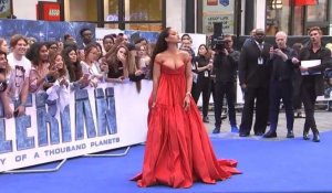 Rihanna très sexy avec un décolleté plongeant à l'avant-première de "Valerian" (vidéo)