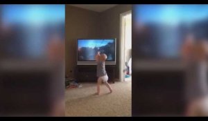 Un bébé imite Rocky Balboa de tête devant sa télé ! (Vidéo)