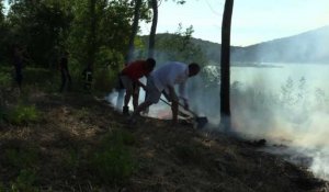 Incendies: les pompiers au travail près de Bormes-les-Mimosas