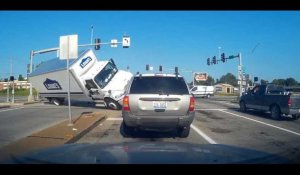 Rocambolesque accident entre un camion et une voiture, les images chocs (vidéo)