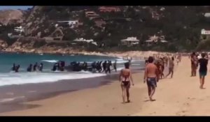 Espagne : Des migrants débarquent sur une plage au milieu des touristes (vidéo) 