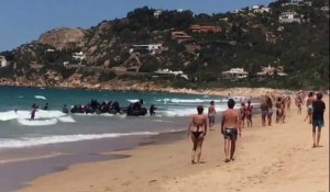 Des migrants débarquent sur une plage bondée de touristes en Andalousie